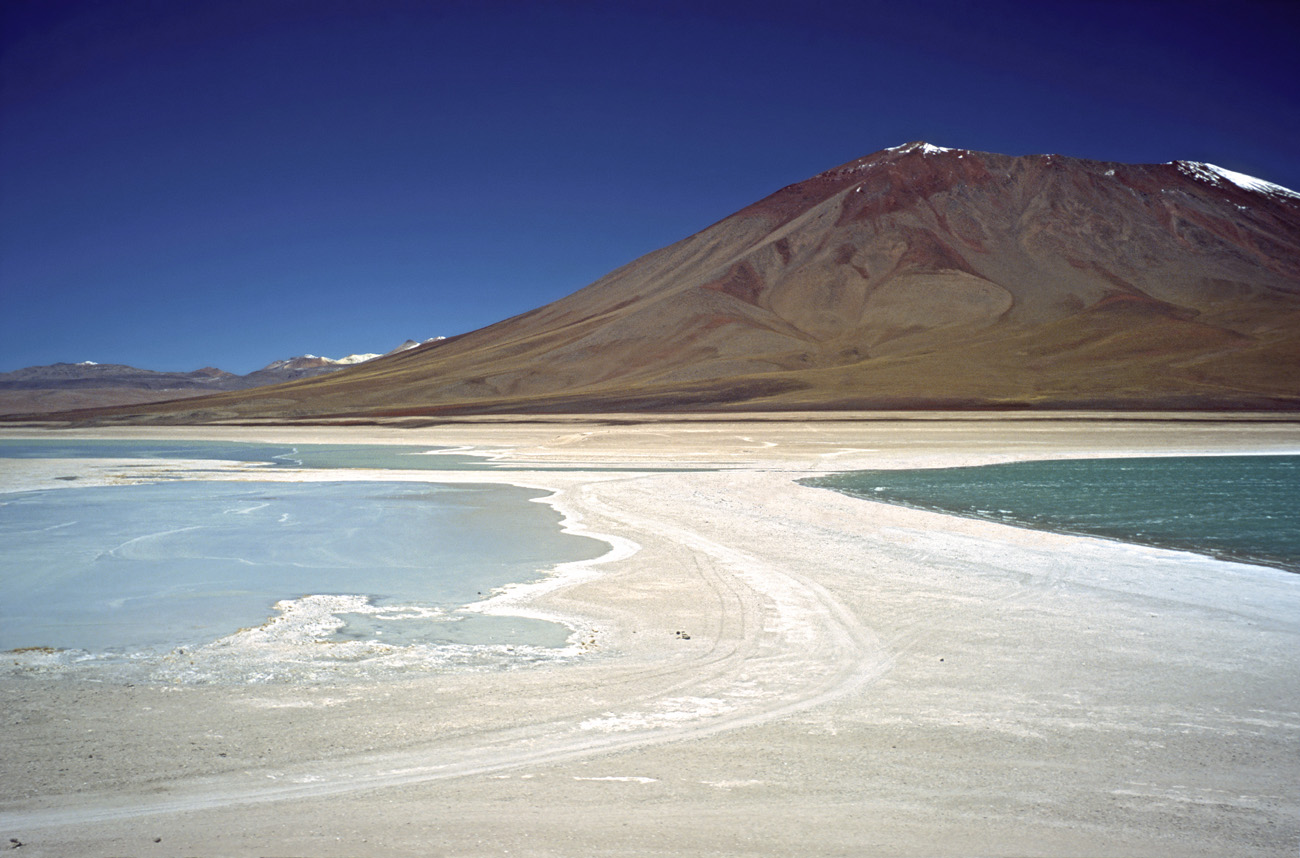chi_7_27 laguna_verde.jpg - Sud Lipez volcan Licancabur laguna Verde et laguna Bianca communiquent par un étroit chenal tout récent, mais gardent leurs teintes propres